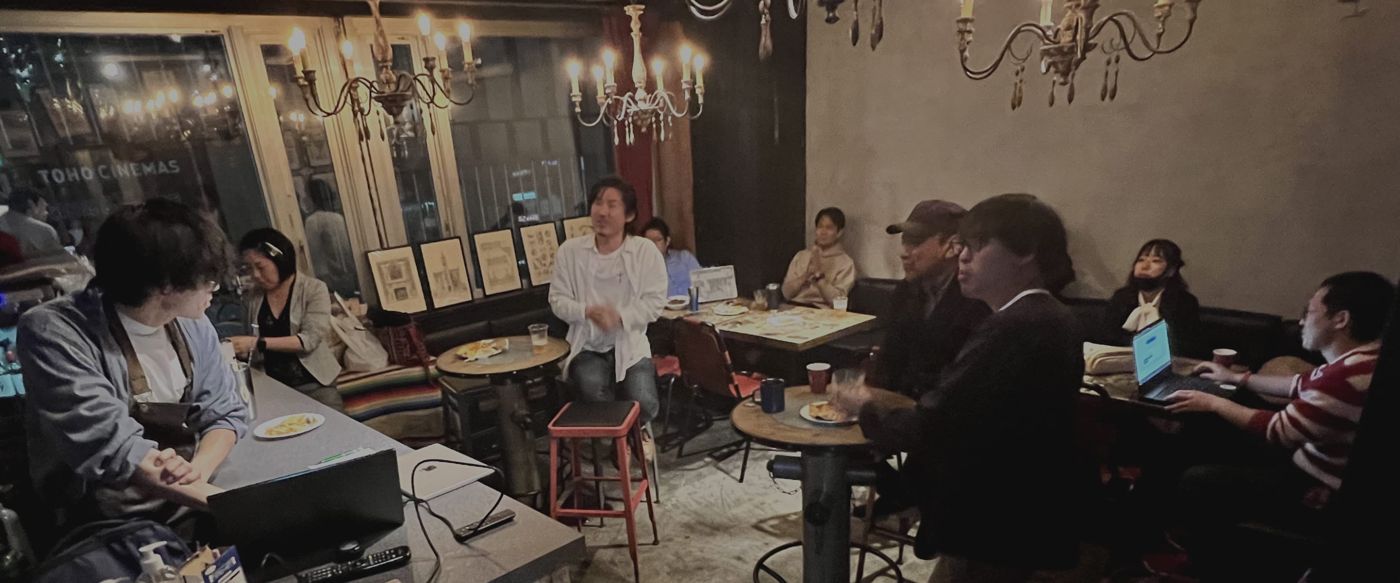 バーで飲食を楽しんでいる